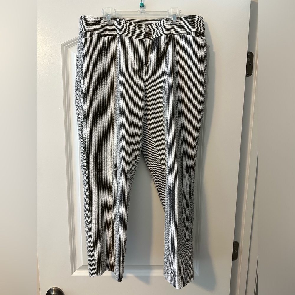 Loft Julie fit seersucker capris